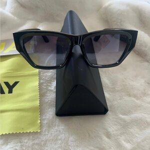 Quay Australia NO APOLOGIES  Sunglasses